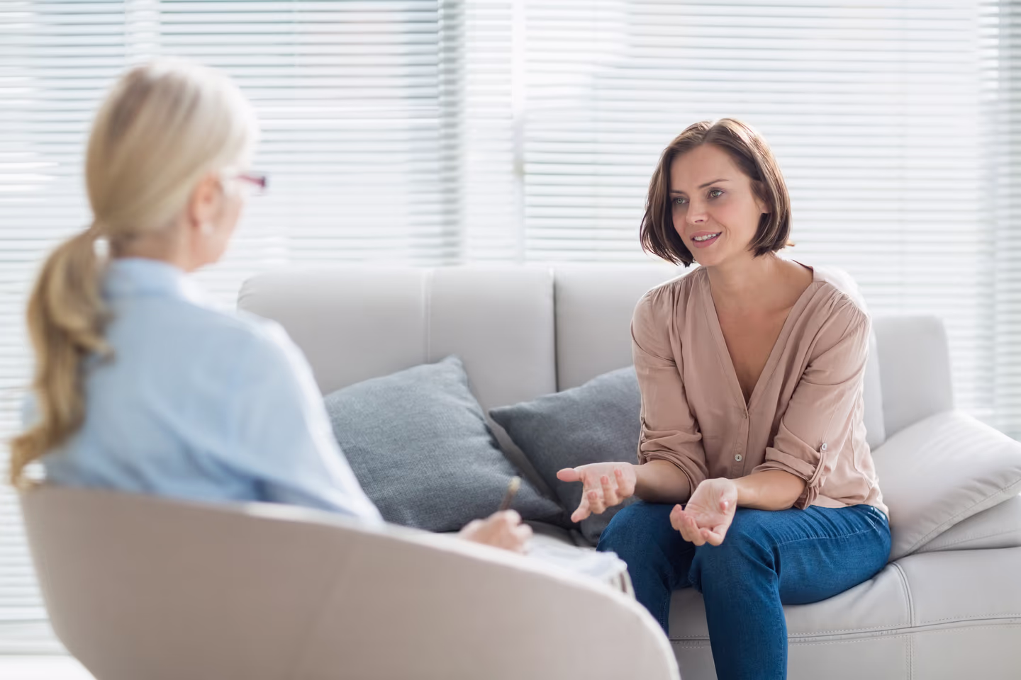 Foto che ritrae una psicologa e una persona durante una consulenza sessuologica